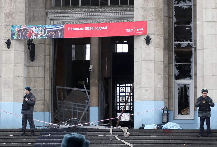 Según el CI, el equipo de seguridad instalado desde el atentado suicida contra el aeropuerto moscovita de Domodédovo en enero de 2011 (36 muertos) impidió que el terrorista llegara a la sala central, lo que evitó que el número de muertos fuera aún mayor. (EFE)
