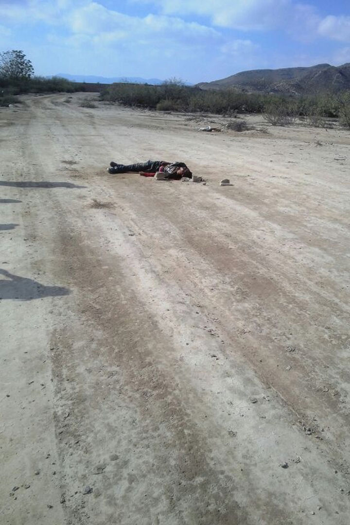 ASESINATO. Agentes de la DEI realizan las investigaciones sobre el crimen del chavo en Bermejillo, Durango.