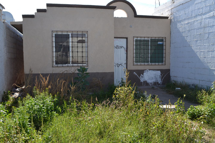 Abandono. La casa tiene más de dos años abandonada y se ha convertido en punto de reunión de vagos. 