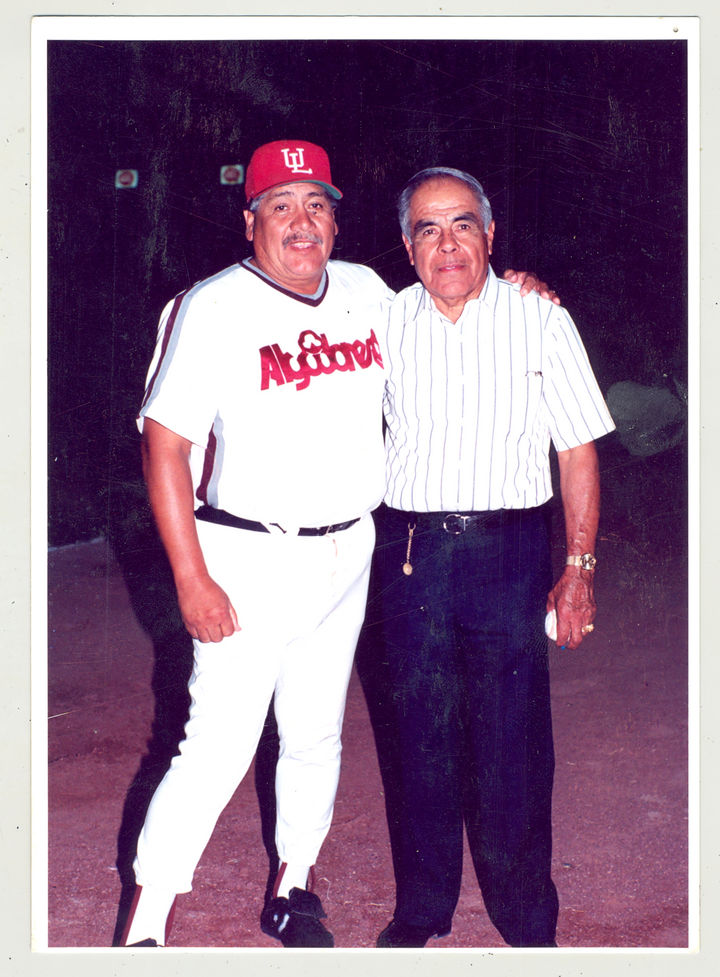 Juan 'Charras' Hernández con su paisano Leonardo 'El Negro' Rodríguez, miembro del Salón de la Fama del Beisbol Mexicano.