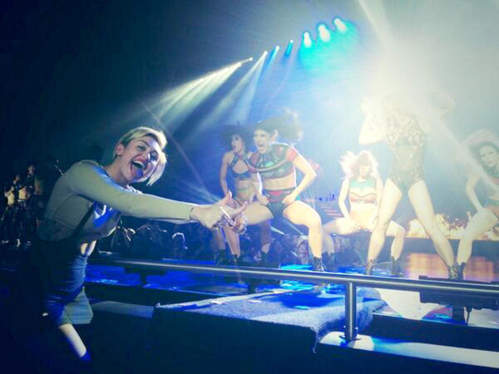“Si me hubieran dicho que estaría en primera fila y al centro en la noche de inauguración de @britneyspears hace 10 años, nunca lo habría creído”, agregó en otra foto. (Twitter) 