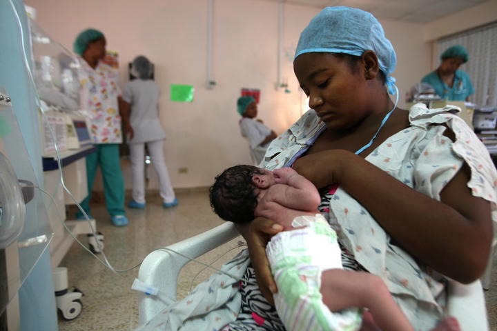 Son diversas las causas que pueden dar lugar a la fiebre puerperal, tales como congestión mamaria por acumulación de leche y que no haya sido extraída correcta o totalmente, así como por procesos infecciosos. (ARCHIVO)