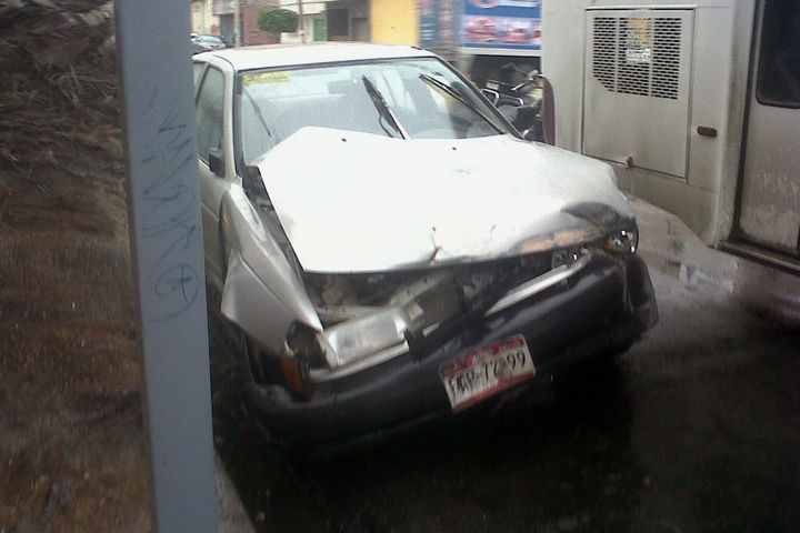 Daños. El Nissan pegó en la llanta del autobús.