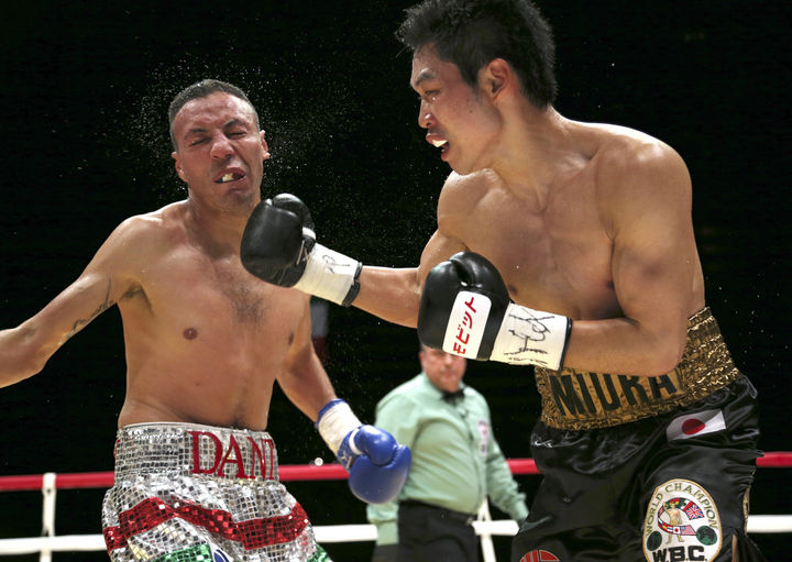 El capitalino Dante Jardón (izq.) no pudo conquistar la corona superpluma del Consejo Mundial de Boxeo (CMB) al caer por nocaut técnico en el noveno asalto. (AP)