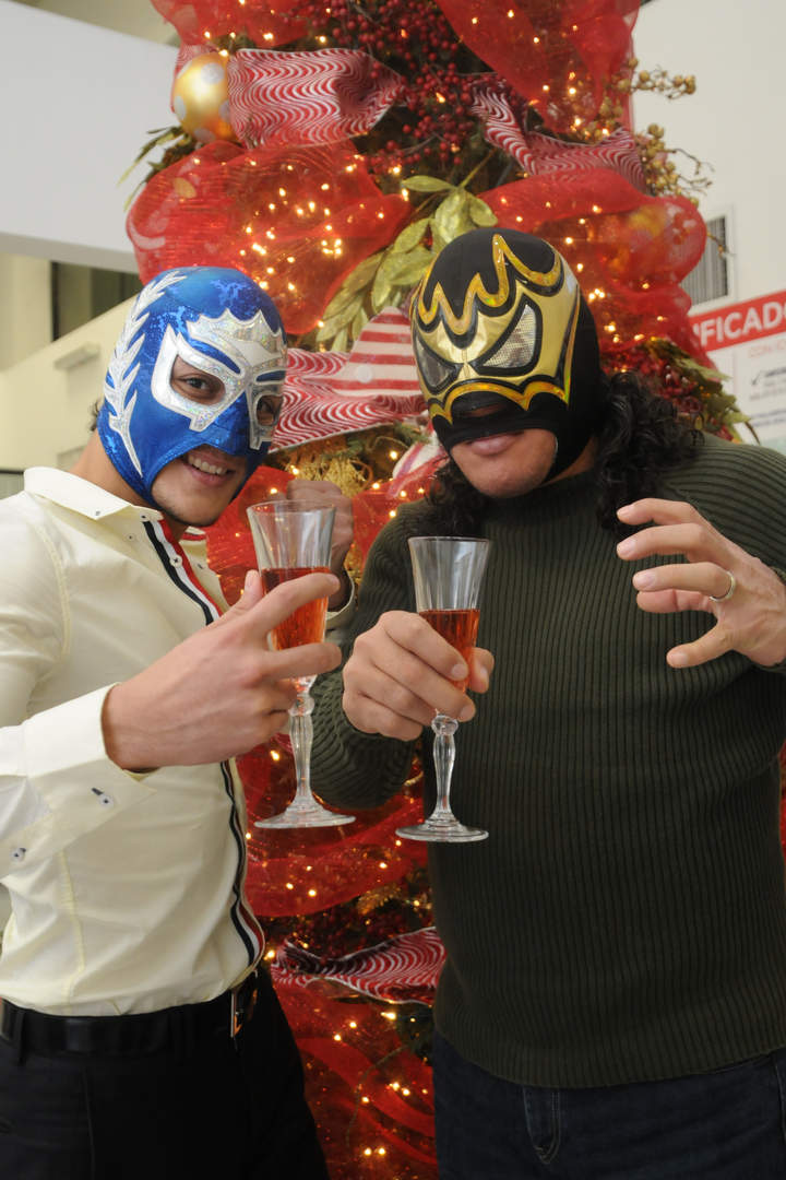 Soberano Jr y Euforia desean un feliz 2014 a los lectores de El Siglo de Torreón y a todos los aficionados a la lucha libre. (Enrique Terrazas)