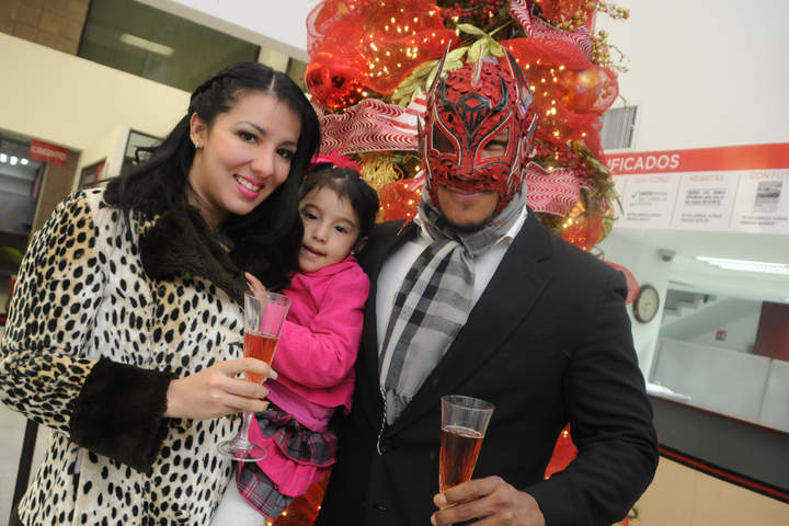 Dragón Rojo Jr y su familia festejan el Año Nuevo en la Comarca Lagunera luego de un 2013 lleno de trabajo en los encordados mexicanos; el luchador espera para 2014 afrontar nuevos retos en su carrera. (Enrique Terrazas)