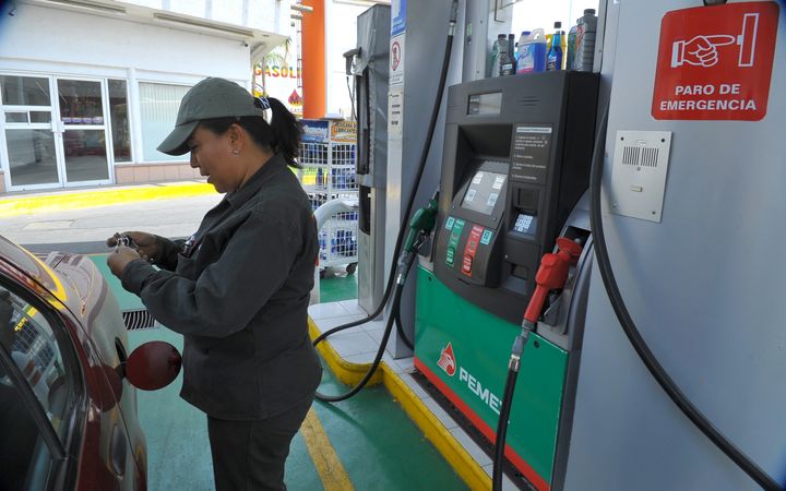 Combustibles. Revelan datos del IFAI que México pagó 12 mil 290 millones de dólares por compra de gasolina a una sola refinería. 