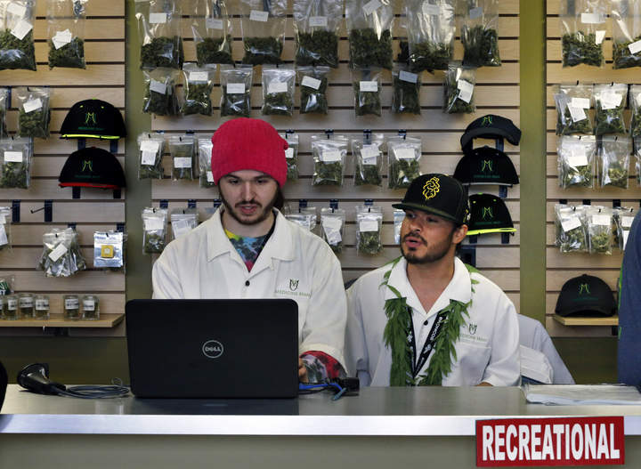 Este jueves cerca de la mitad de las tiendas de marihuana al por menor autorizadas por el gobierno estatal abrieron sus puertas sin molestias o quejas importantes. (AP)
