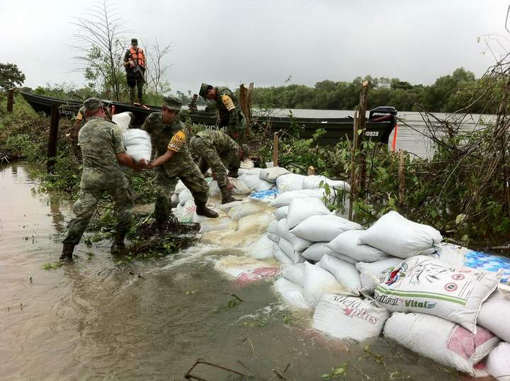 Elementos del Ejército Mexicano tienen varias semanas colocando costales de arena para intentar detener el desbordamiento de los ríos en sus zonas bajas. (Archivo)