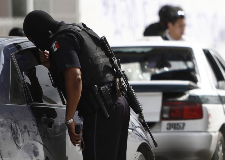 Policías de Quintana  Roo matan a exmarine