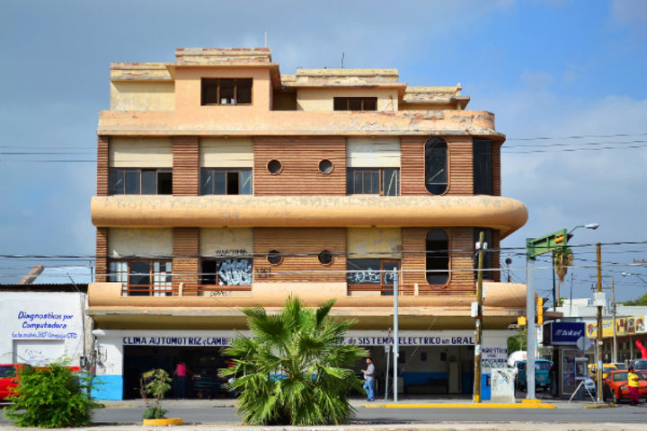 Monumental. Edificio ubicado en la esquina de la avenida Juárez y calle Comonfort, ejemplo de la arquitectura Art Déco.