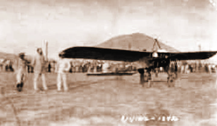 El primer avión militar de México, en el campamento de Gómez Palacio. Al fondo, el Cerro de Las Calabazas.
