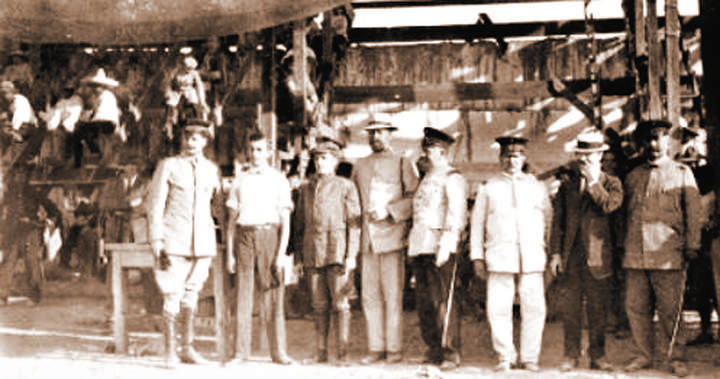 El campamento de los aviones militares frente al estadio de beisbol de Gómez Palacio, en el 11-40., con los pilotos Héctor Worden y Francisco Álvarez, segundo y tercero de la izquierda.
