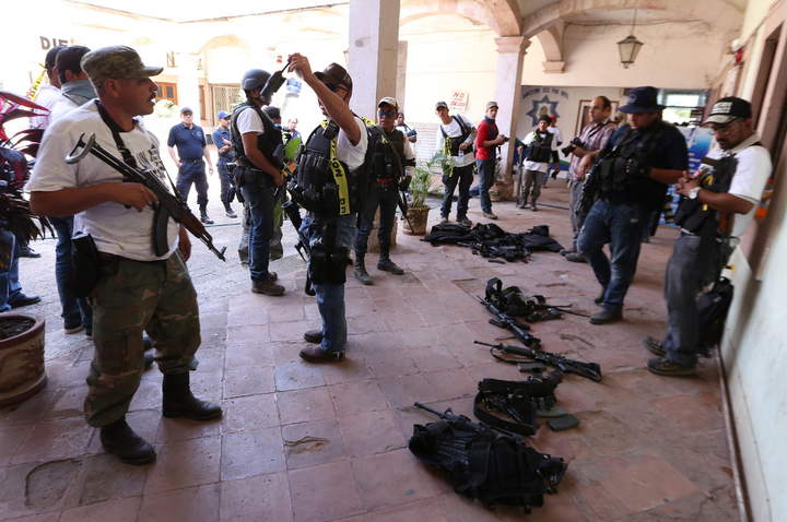 Tensión. Grupos de autodefensa desarman a la Policía Municipal de Parácuaro e instalan su propio Consejo de Seguridad.