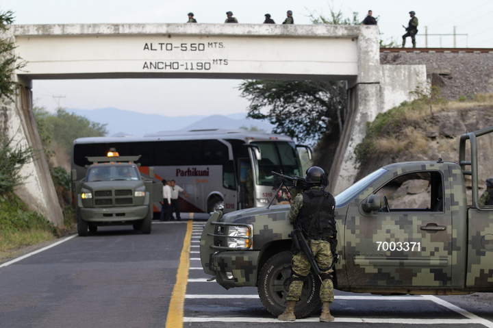 Seguridad.Militares desbloquearon tramos de carreteras hechos por grupos de autodefensa en Michoacán.
