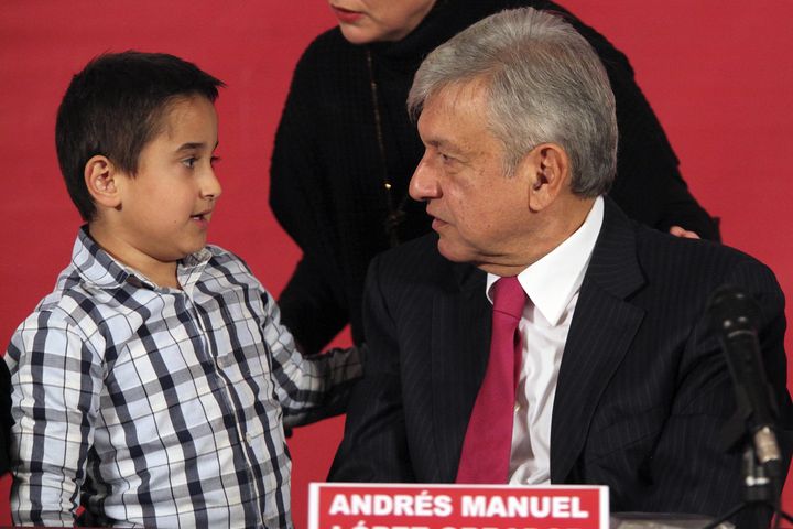 Regresa. Andrés Manuel López Obrador reinició sus actividades políticas para participar en el Consejo Nacional de Morena con su hijo Jesús Ernesto. 