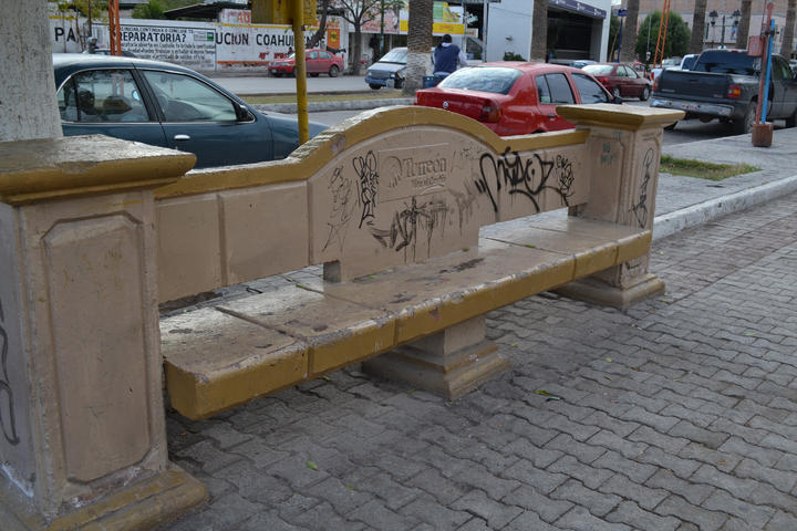 Pintas. La mayoría de las bancas en la Alameda están marcadas con grafiti, al igual que botes de basura y hasta los bustos en la Calzada de los Escritores.