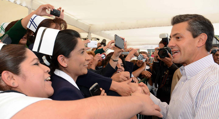 Peña Nieto encabezó la ceremonia por el Día de la Enfermera. (Notimex)