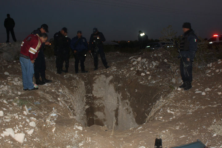 Sin vida. El cuerpo de la mujer fue encontrado dentro de la fosa ubicada a las faldas del cerro ubicado a espaldas del panteón Torreón. El cuerpo presentaba golpes y un orificio en la cabeza al parecer de arma de fuego.