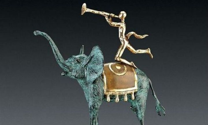 Obra. Por su parte, el Ángel de la guarda recubierto de oro ubicado en la parte superior de la escultura anuncia el amanecer.