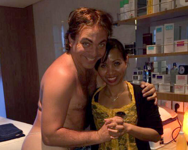 Sorprende Cristian Castro con polémica foto de su masaje