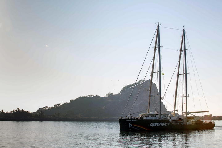 Arriba a Mazatlán barco de Greenpeace