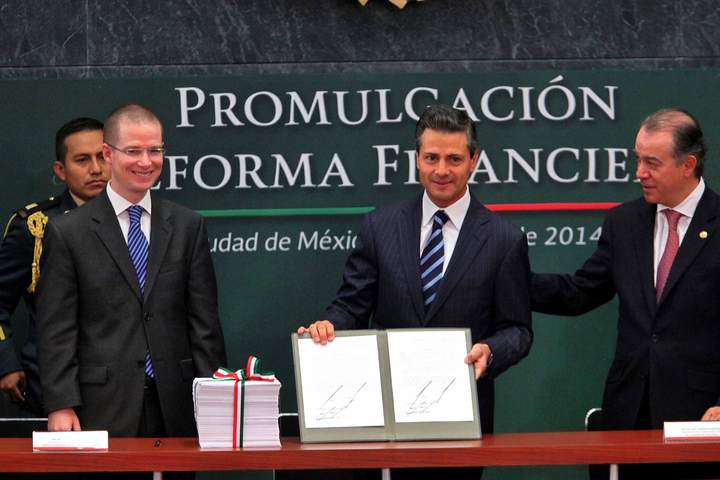 El presidente Enrique Peña Nieto promulgó el día de hoy la reforma financiera en Los Pinos. (El Universal)