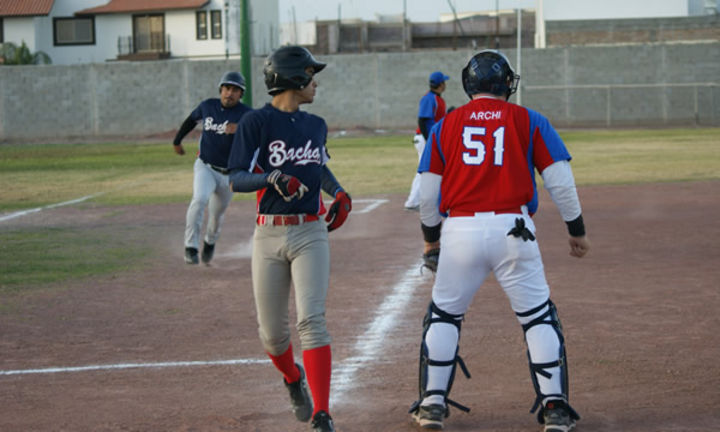 Los campos de softbol y futbol del Deportivo Nuevo San Isidro son objeto de mantenimiento para que estén en óptimas condiciones en el 2014. Remodelan campos de softbol