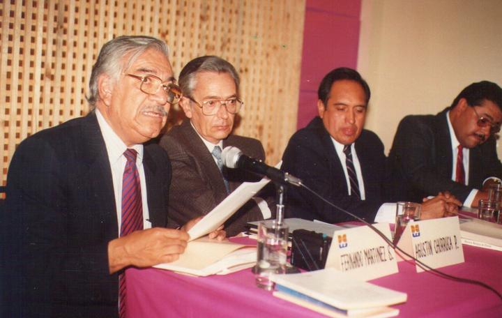 De izquierda a derecha: Lic. Fernando Martínez Sánchez, P. Agustín Churruca S.J., el autor de este escrito y T.A. Héctor Barraza Arévalo. En la presentación del libro Parras y La Laguna, en marzo de 1991.