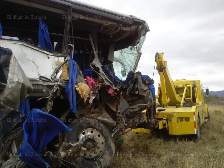 El autobús chocó por alcance con camión pipa cargado con gas LP por lo que se salió de la carretera y terminó volcado. (El Siglo de Torreón) 
