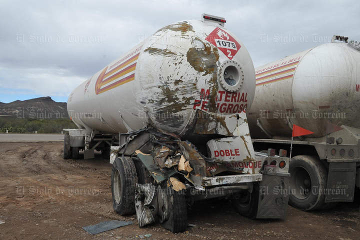 El trailero pudo controlar el vehículo y quedó unos 100 metros más adelante del lugar del accidente, sin volcarse. (Ramón Sotomayor) 

