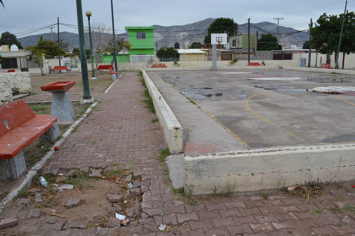 Plaza. La plaza de la colonia Ferrocarrilera de Torreón ha sufrido vandalismo por parte de diversos jóvenes, según los vecinos. 