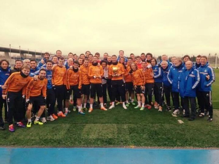 'Presumimos de tener el #BalondeOro 2013!!! Tus triunfos, los nuestros', escribió el portero Íker Casillas en su cuenta de Twitter. (Especial)
