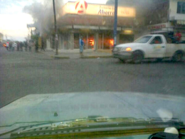 Sujetos incendiaron el día de hoy una farmacia ubicada a dos calles del palacio municipal de Apatzingán. (Twitter)