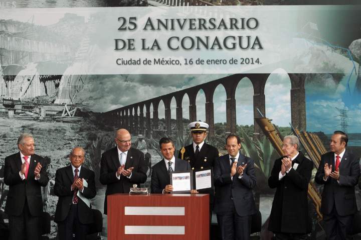 Peña Nieto canceló el timbre postal alusivo al 25 aniversario de la Conagua. (Notimex)