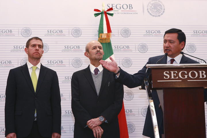 Osorio Chong exhortó a integrantes del Gabinete económico y social trabajar juntos y de forma articulada con Alfredo Castillo nuevo comisionado para la Seguridad y Desarrollo Integral de Michoacán. (EFE)