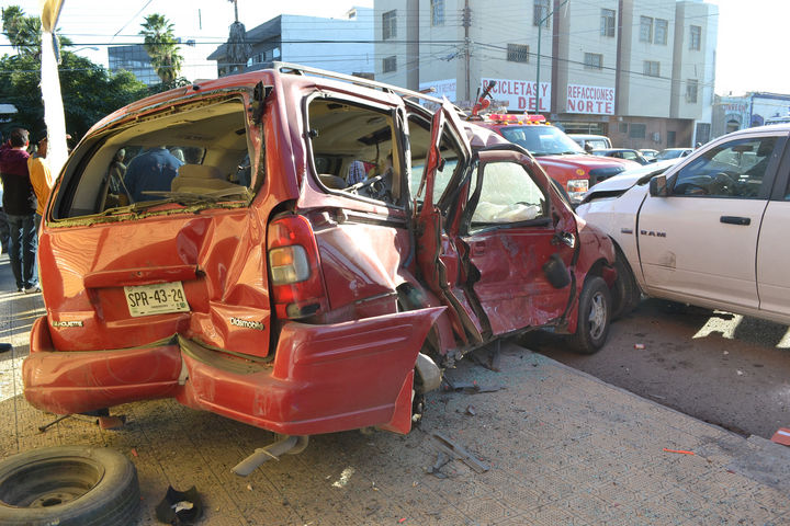 Daños. El costado derecho de la camioneta Silhouette Oldsmobile, color rojo, quedó destrozado; era conducida por Gilberto Granados Lozano, de 24 años.