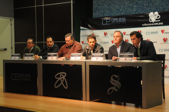 Directivos del Santos Laguna, encabezados por su presidente Alejandro Irarragorri, estuvieron a cargo de la presentación en compañía de Pablo Caire, su homólogo en Vibosa. (Foto de Enrique Terrazas)