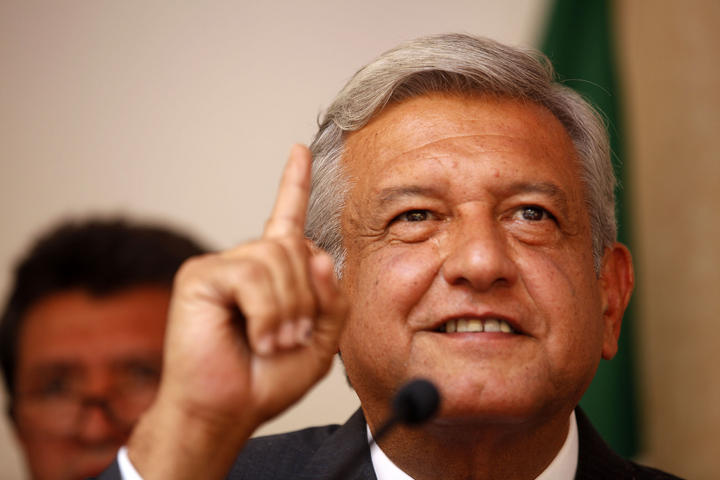 Andrés Manuel López Obrador afirmó que a Morena solo le falta el registro como partido político para convertirse en una verdadera oposición. (Archivo)
