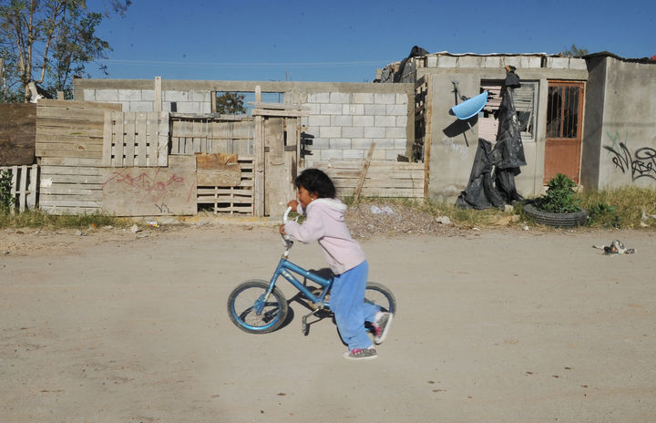 Contra la pobreza. Salud, alimentación, educación y vivienda son los ejes de los programas sociales del ayuntamiento. En la imagen, una niña juega en una calle de tierra de la colonia Zaragoza Sur, una de las más marginadas del municipio.