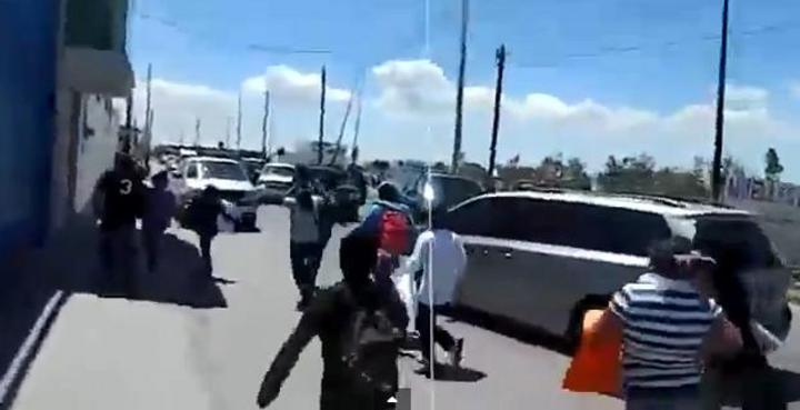 El grupo de manifestantes persiguieron la camioneta del presidente Peña Nieto. (YouTube)