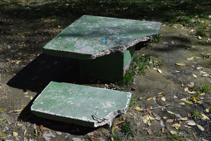Dañadas. Las mesas y bancas de concreto en las áreas verdes tienen daño y están incompletas. 