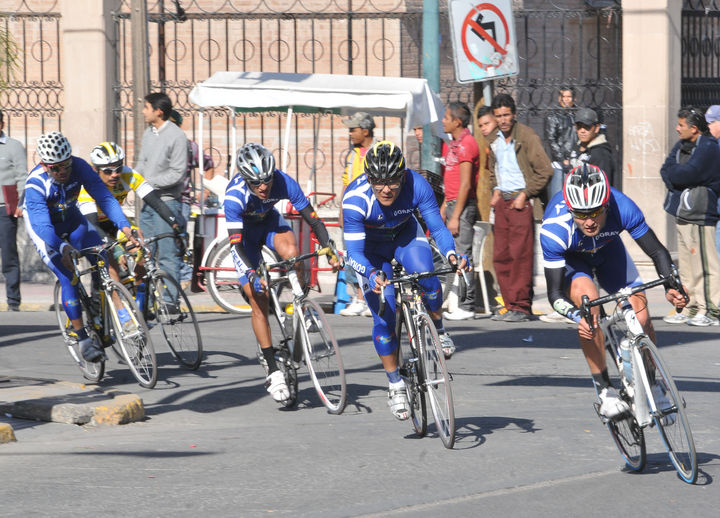 Los hermanos César y Édgar Barragán ganaron la carrera de ayer. Hermanos Barragán hacen el 1-2 en carrera ciclista
