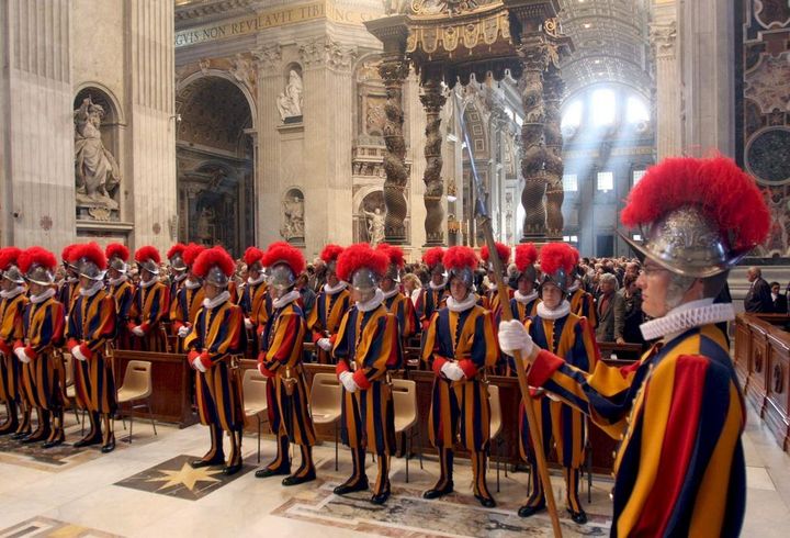 Confiesa. Elmar Maeder, exjefe de la Guardia Suiza Pontificia, hizo reveleaciones en una entrevista sobre la existencia de un lobby gay dentro del Vaticano, indicando que esto pone en peligro al Papa. 