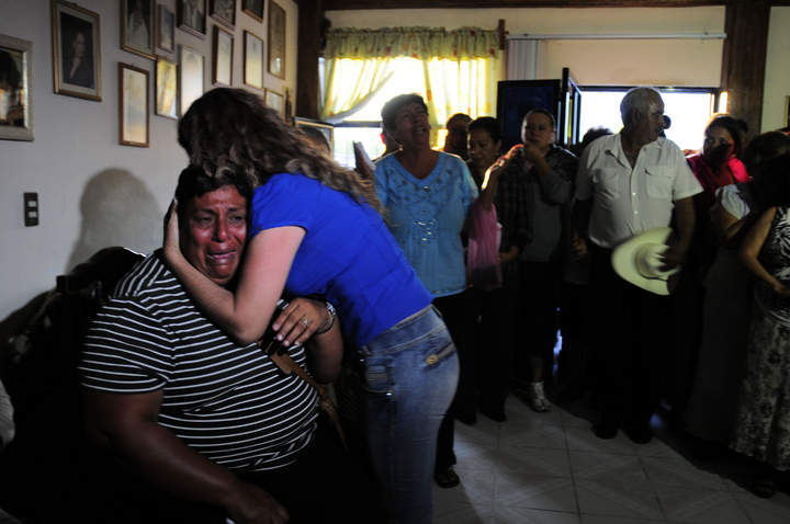 
Tristeza. Edelmira Arias, prima de Édgar, llora mientras es consolada. Familiares del mexicano ejecutado se reunieron para rezar por él en casa de sus padres.
