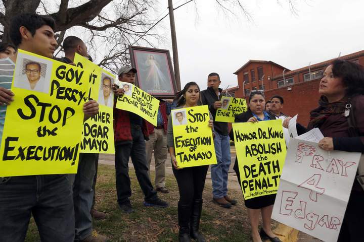 Apoyo. Un grupo de personas y familiares se manifiesta a las afueras de la prisión de Hunstville en contra de la ejecución del mexicano Édgar Tamayo.