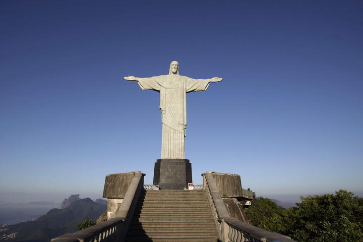 El 12 de octubre de 1931 el Cristo Redentor fue inaugurado, impresionando con sus 38 metros de altura y sus más de mil toneladas de peso que dan forma a un coloso emblemático de Brasil. (ARCHIVO)