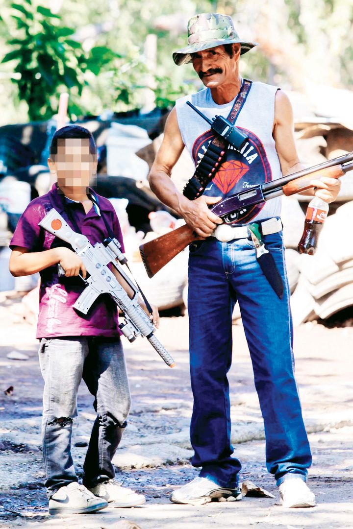 Armados. En las autodefensas hay gente joven. En la imagen, un menor de edad maneja un rifle R-15 y dice que sólo siente 'adrenalina' al disparar, nunca miedo.