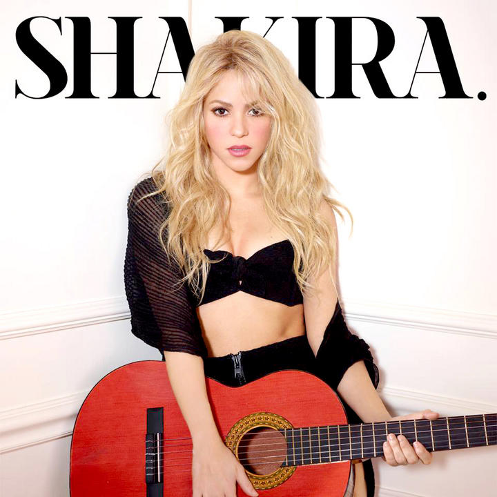 Shakira compartió la imagen en la que se muestra provocativa luciendo un top negro. (Facebook)