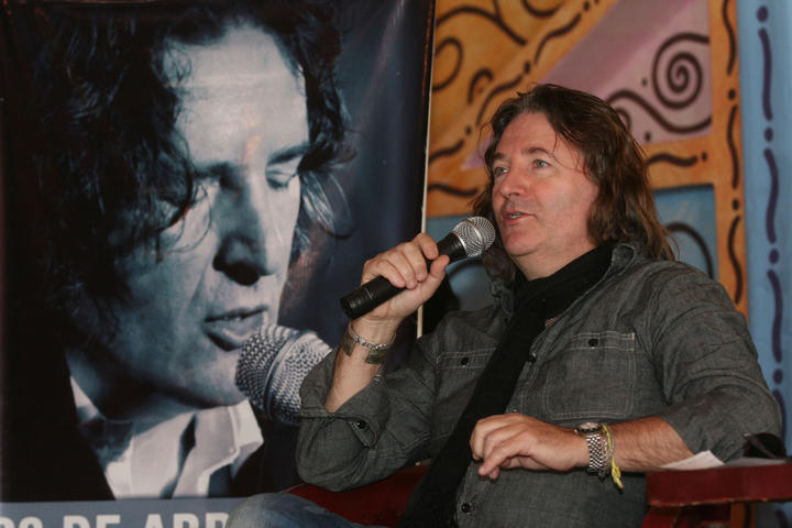 El cantante argentino Miguel Mateos, reconocido por temas como 'Cuando seas grande', 'Obsesión' y 'Es tan fácil romper un corazón', llega este domingo a los 60 años de vida afinando los detalles para su actuación en marzo próximo en el Festival Santiago Rock. (ARCHIVO)